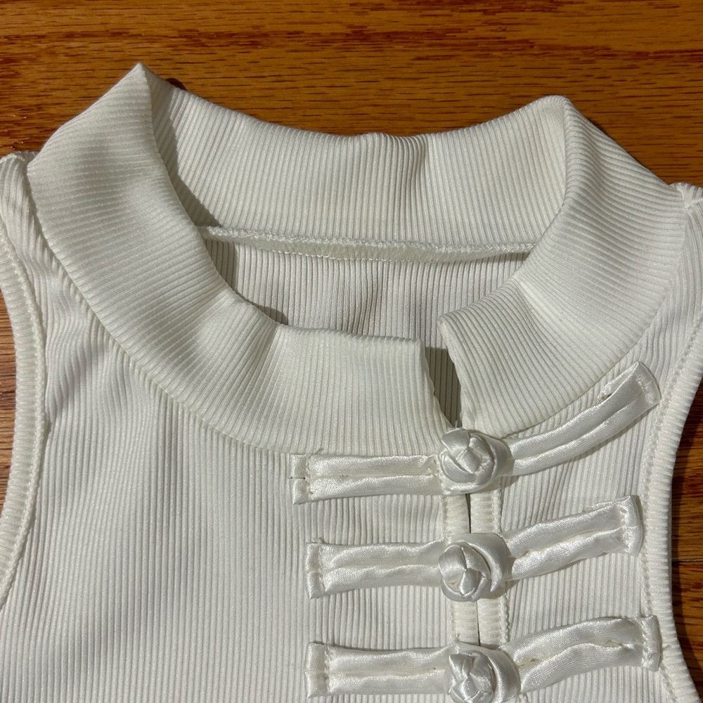 White Sleeveless Women's Top - Picture 4 of 6